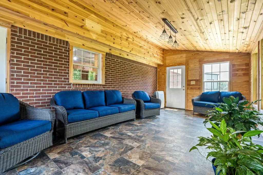 2714 Pea Ridge Road Waddy KY 40076