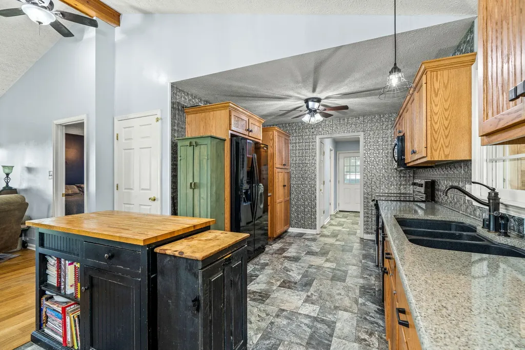2714 Pea Ridge Road Waddy KY 40076