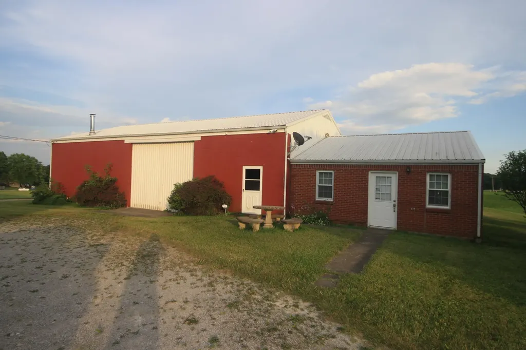 5689 State Highway 290 Mckee KY 40447