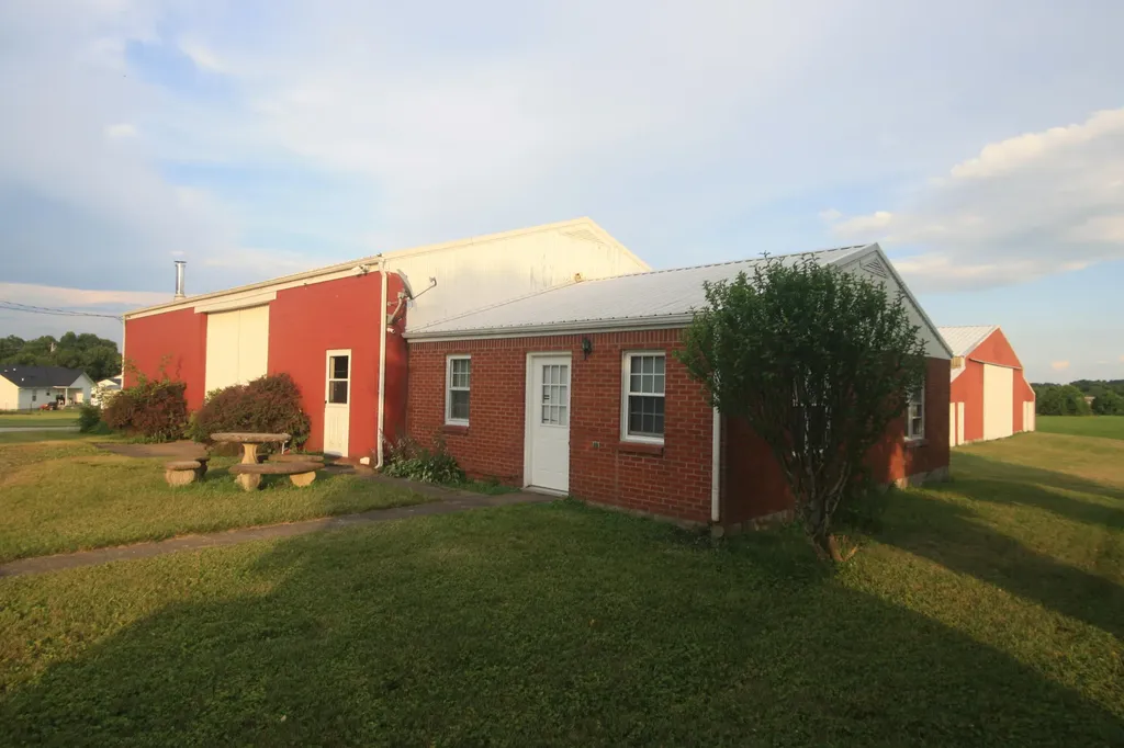 5689 State Highway 290 Mckee KY 40447