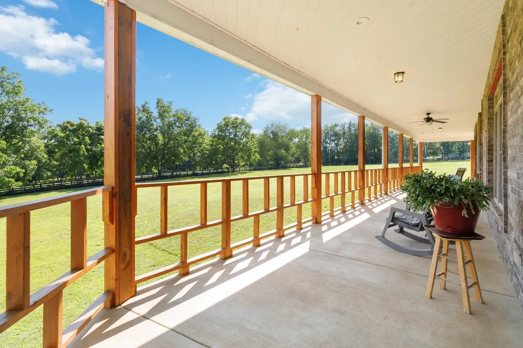 1599 Woodlake Road Midway KY 40347