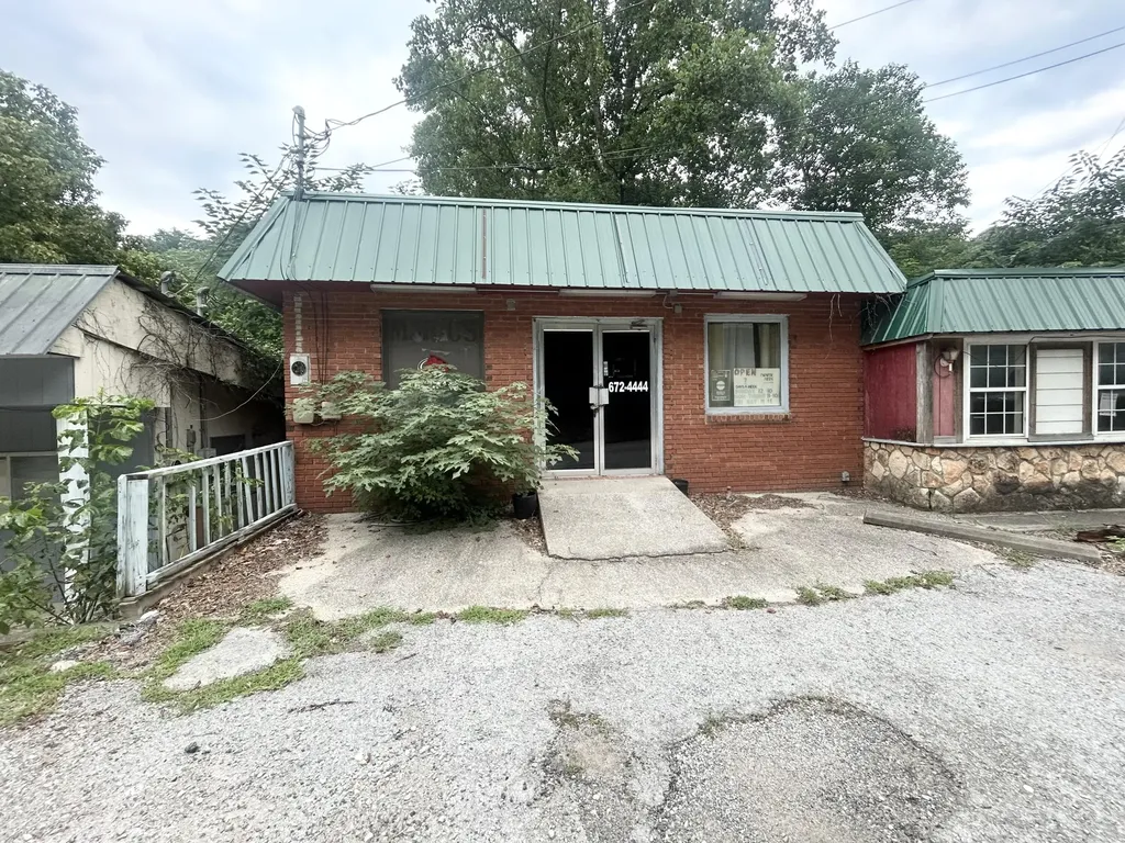 21836 & 21830 Main Street Hyden KY 41749