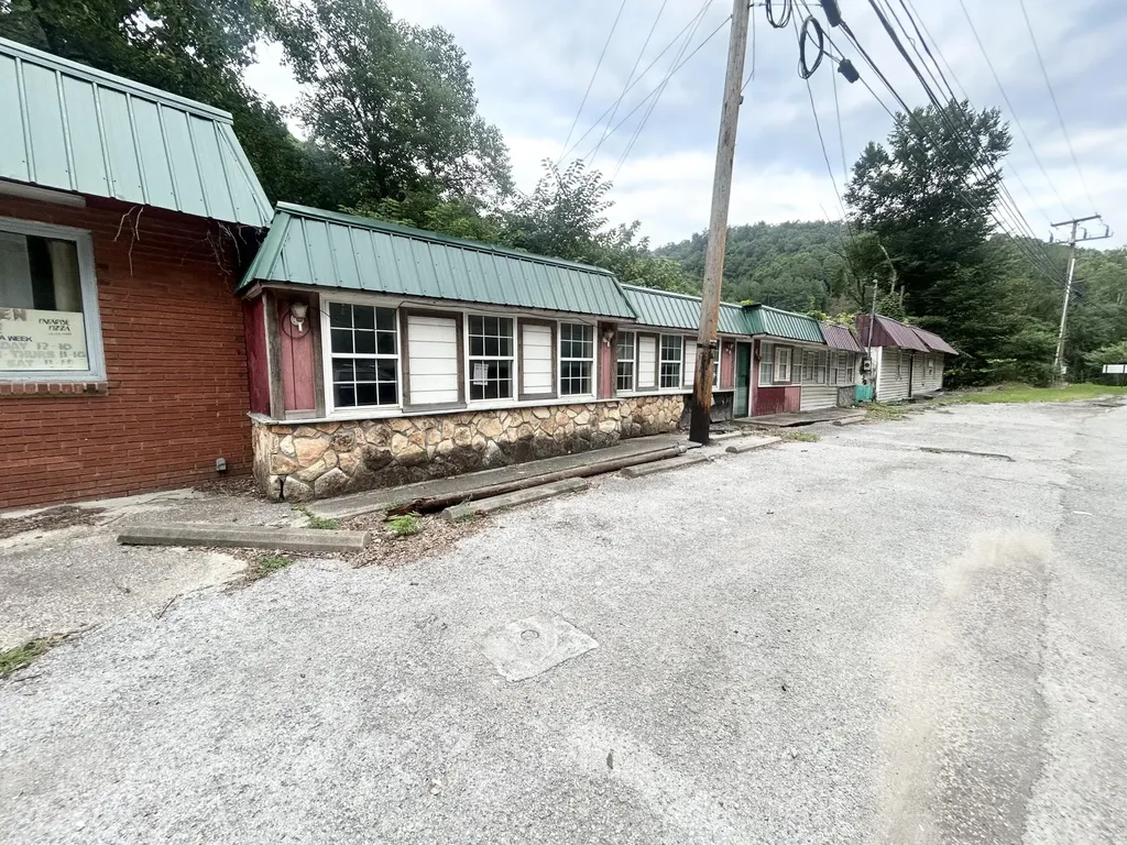 21836 & 21830 Main Street Hyden KY 41749