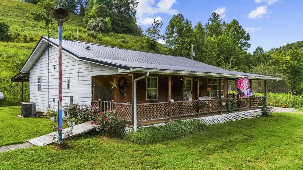 1552 Coffee Creek West Liberty KY 41472