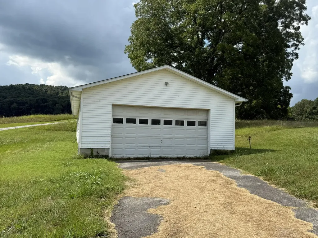 838 State Garage Road Albany KY 42602