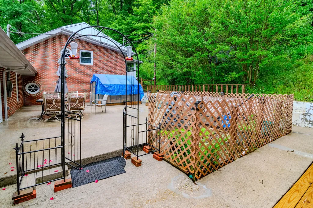 604 Highway 421 N Mckee KY 40447