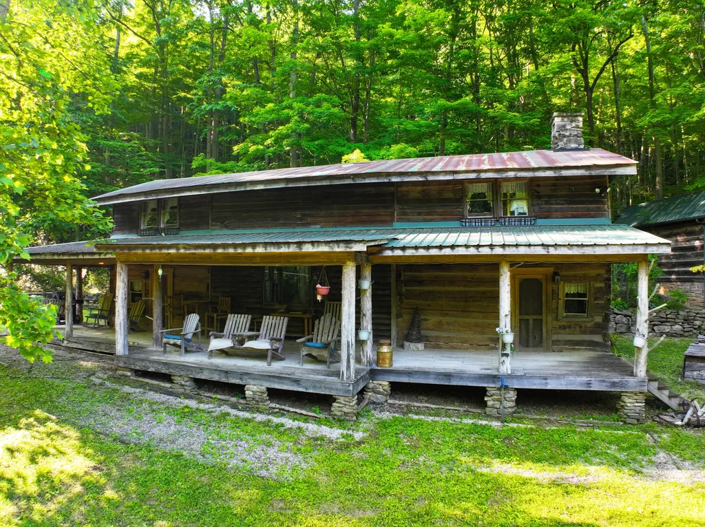 692 Little Doe Creek Road Irvine KY 40336