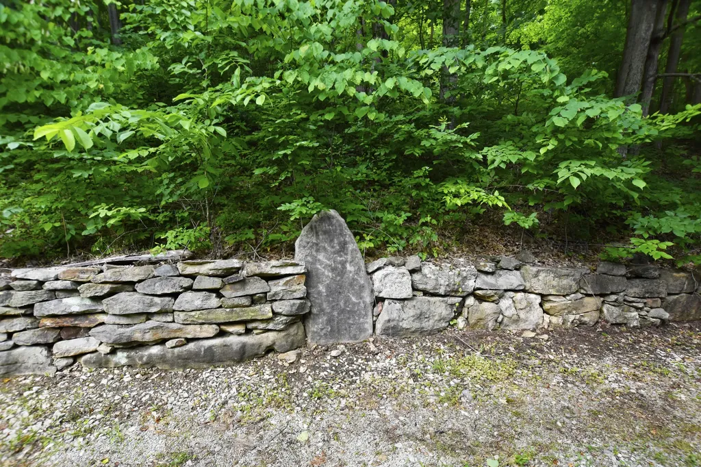 692 Little Doe Creek Road Irvine KY 40336
