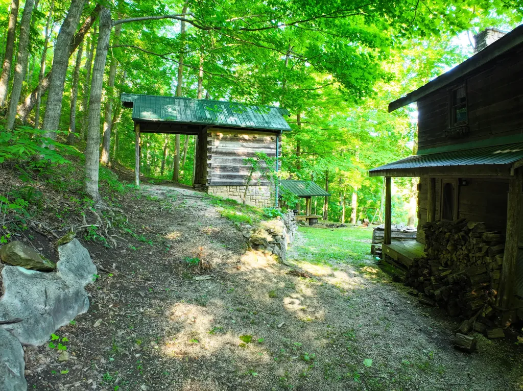 692 Little Doe Creek Road Irvine KY 40336