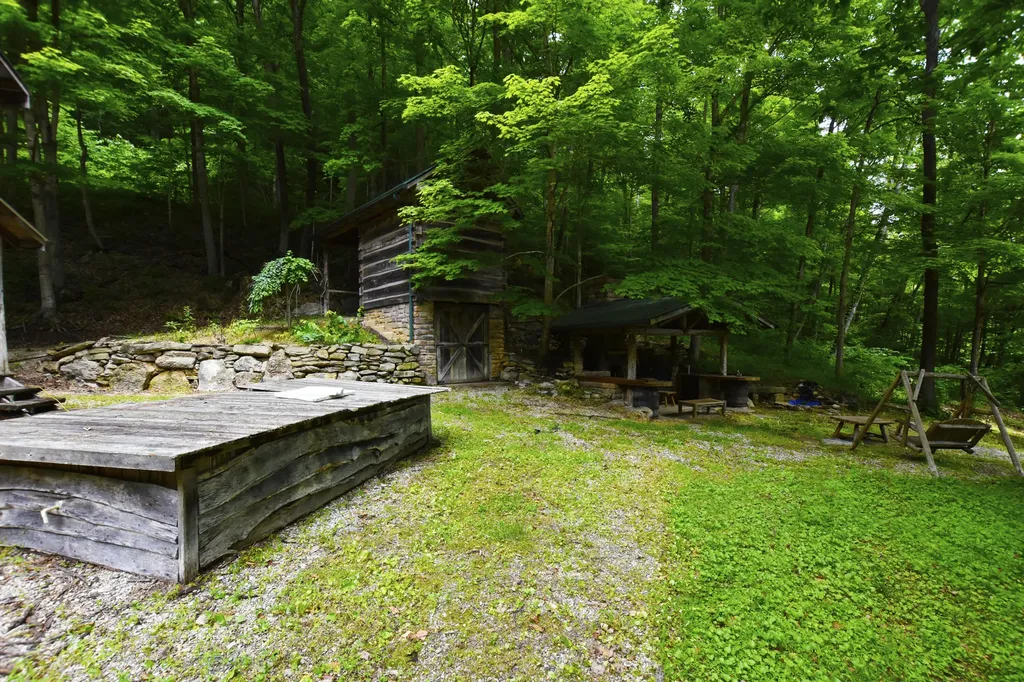 692 Little Doe Creek Road Irvine KY 40336