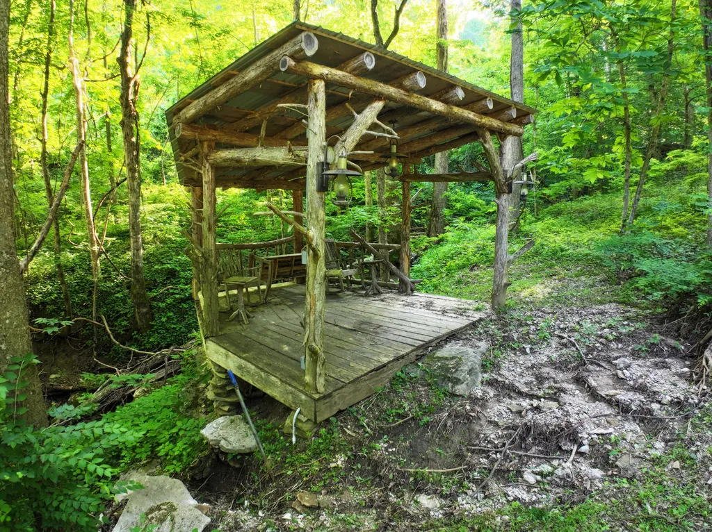 692 Little Doe Creek Road Irvine KY 40336