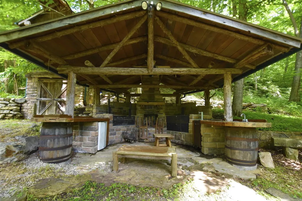 692 Little Doe Creek Road Irvine KY 40336