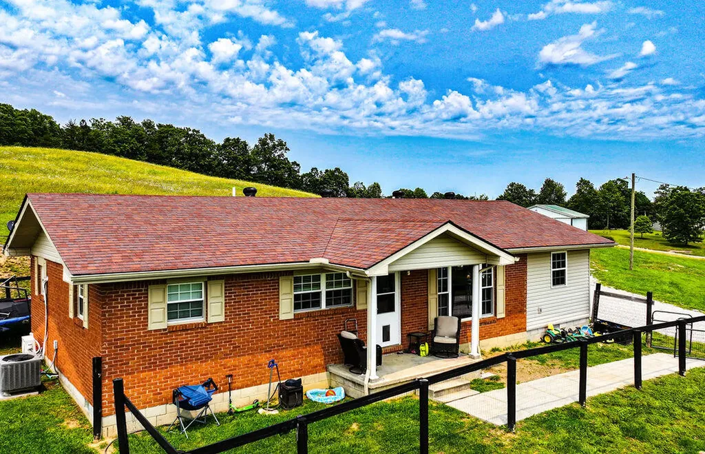 29 Left Fork Bear Track Road Beattyville KY 41311
