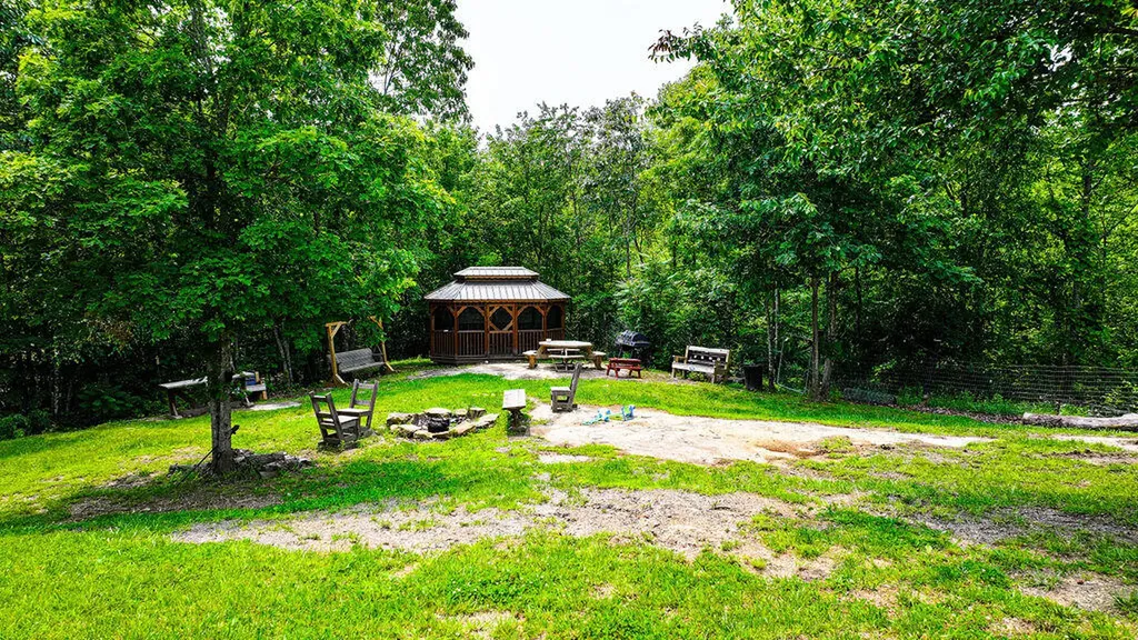 29 Left Fork Bear Track Road Beattyville KY 41311