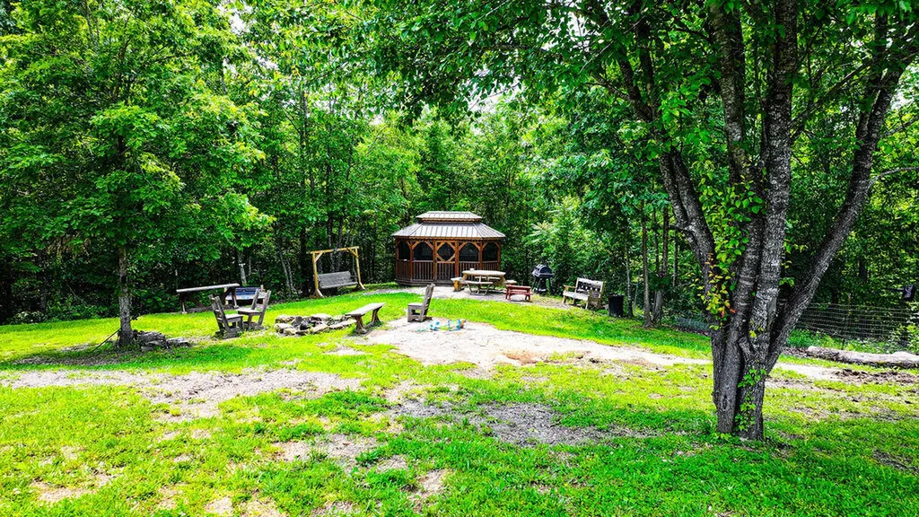 29 Left Fork Bear Track Road Beattyville KY 41311