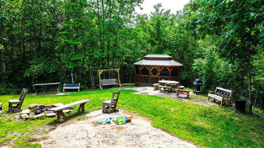 29 Left Fork Bear Track Road Beattyville KY 41311