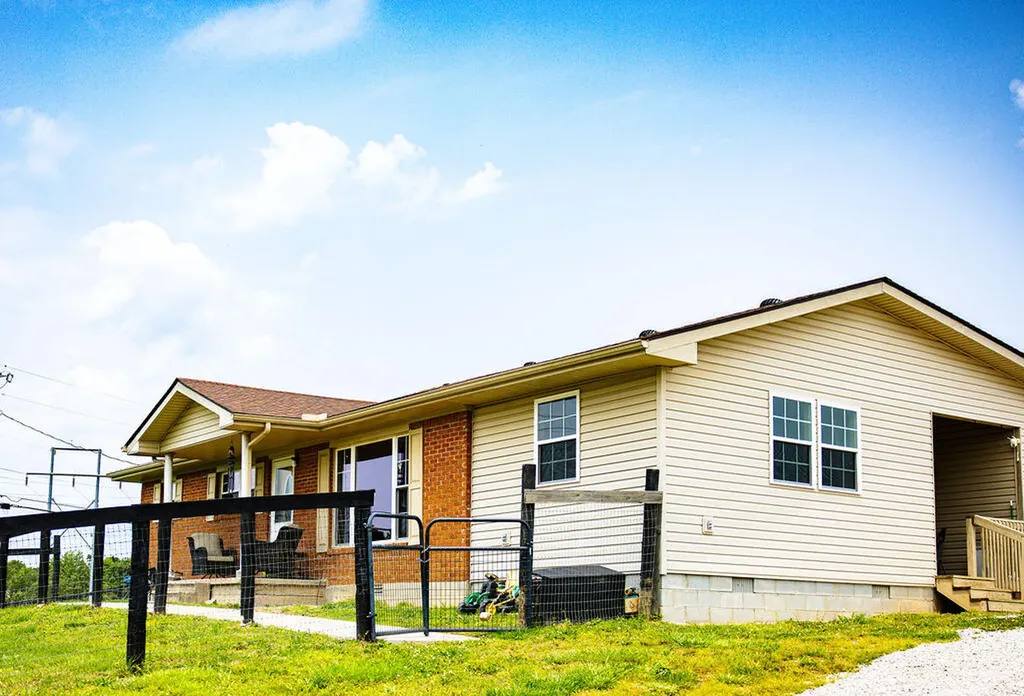 29 Left Fork Bear Track Road Beattyville KY 41311