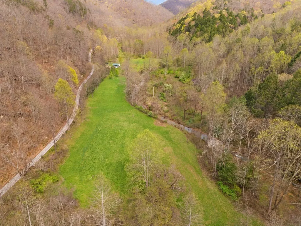750 Gilbert's Creek Road Big Creek KY 40914