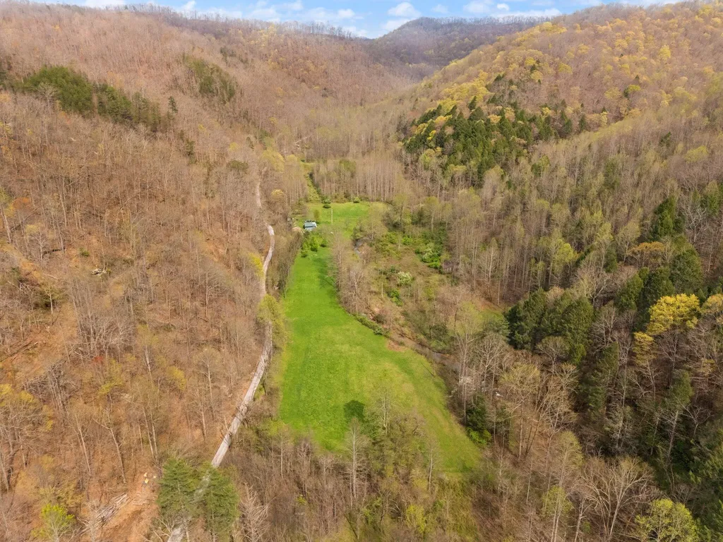 750 Gilbert's Creek Road Big Creek KY 40914