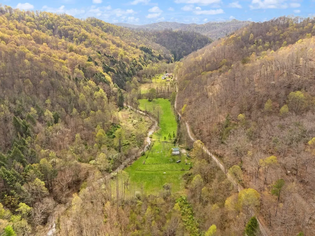 750 Gilbert's Creek Road Big Creek KY 40914
