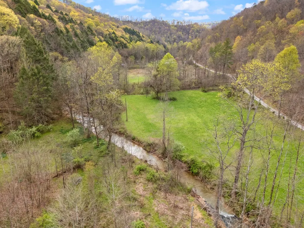 750 Gilbert's Creek Road Big Creek KY 40914