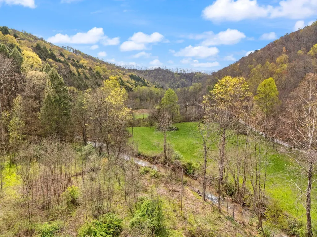 750 Gilbert's Creek Road Big Creek KY 40914