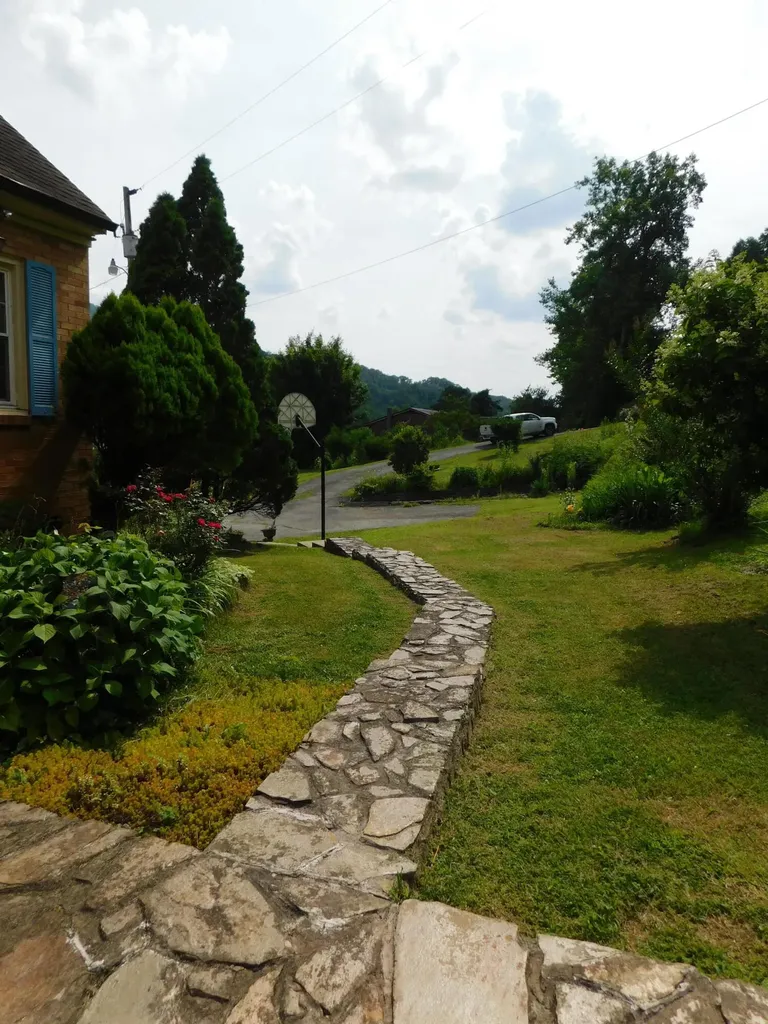 15718 Highway 522 Cumberland KY 40823