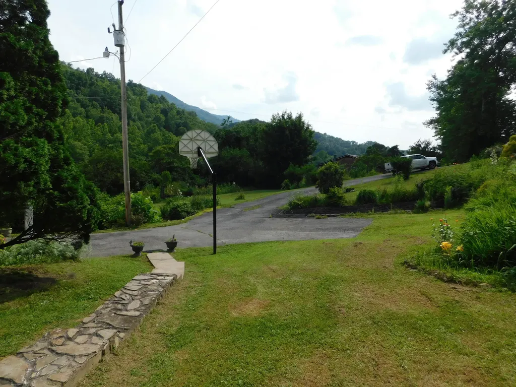 15718 Highway 522 Cumberland KY 40823