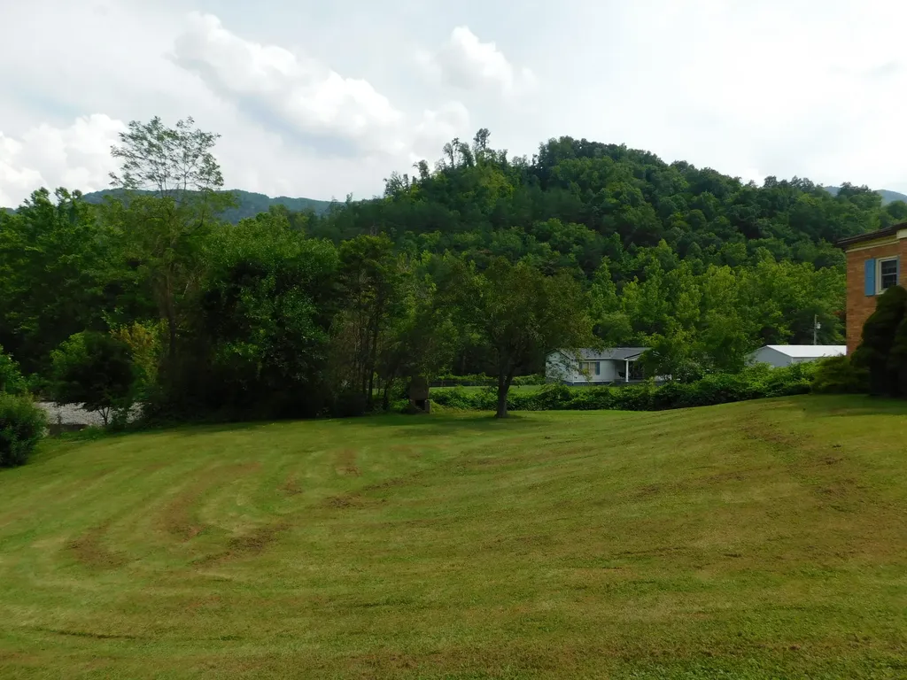 15718 Highway 522 Cumberland KY 40823