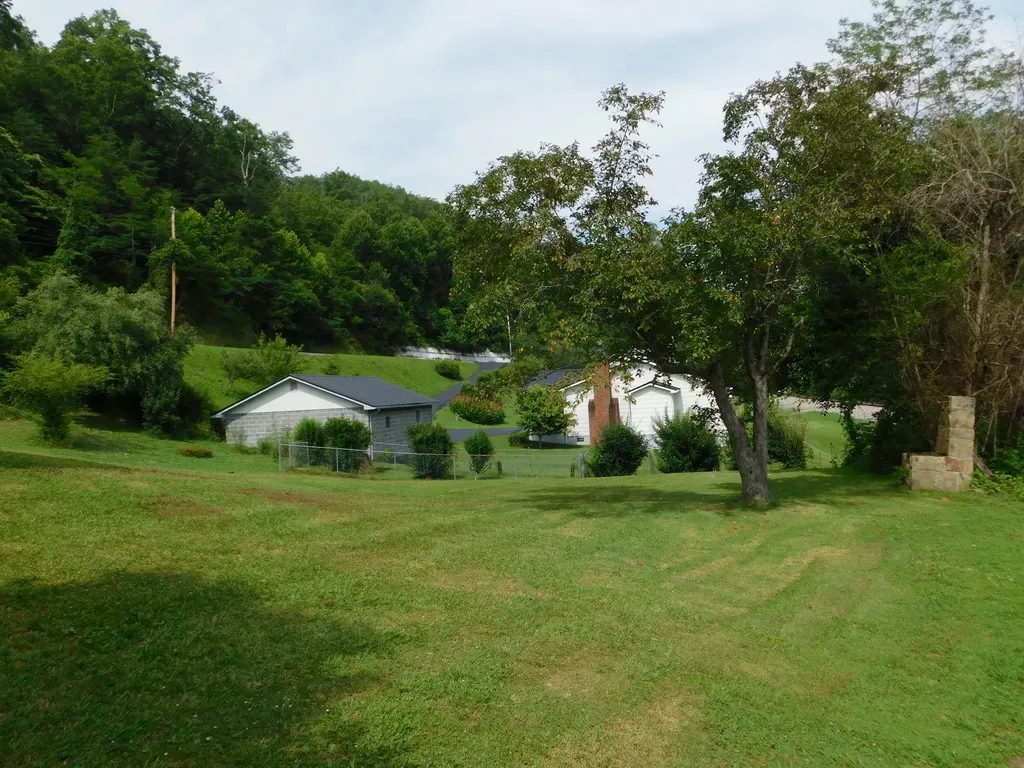 15718 Highway 522 Cumberland KY 40823