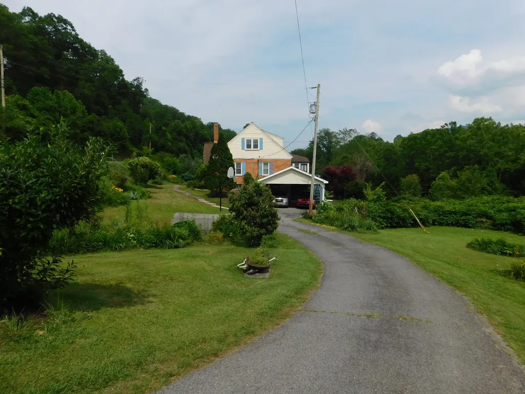 15718 Highway 522 Cumberland KY 40823