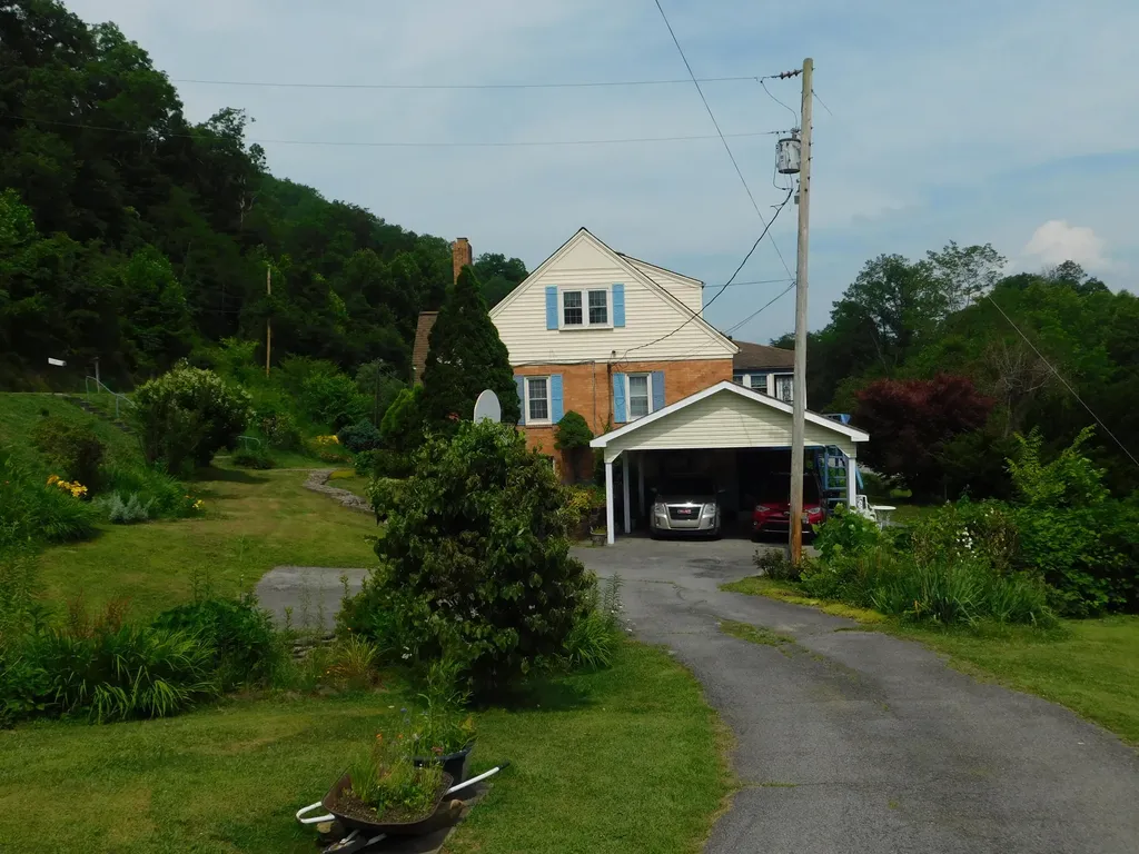 15718 Highway 522 Cumberland KY 40823