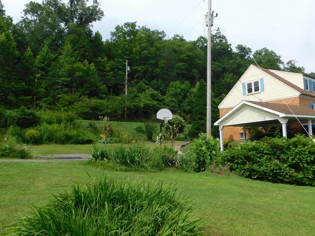 15718 Highway 522 Cumberland KY 40823
