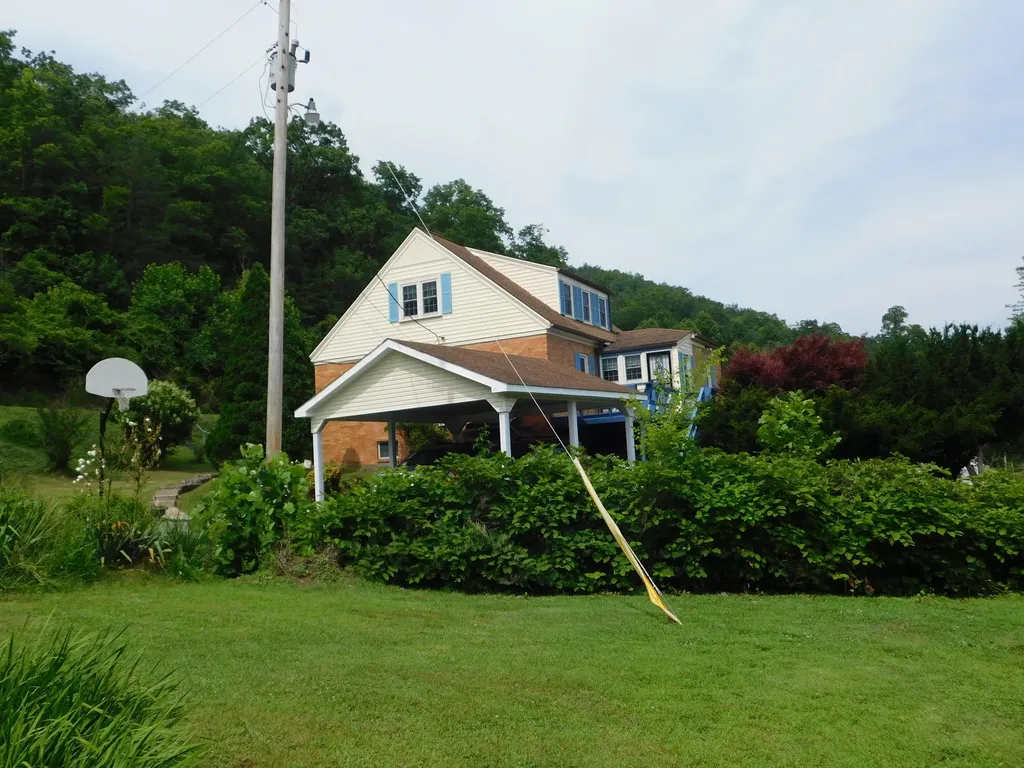 15718 Highway 522 Cumberland KY 40823