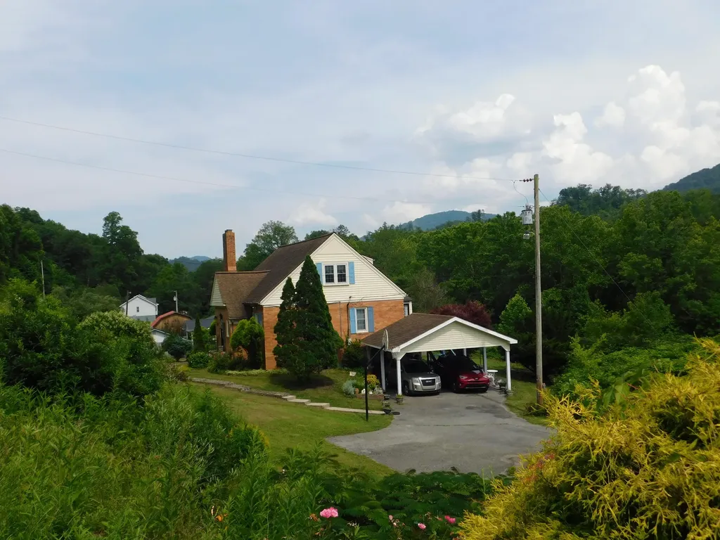 15718 Highway 522 Cumberland KY 40823