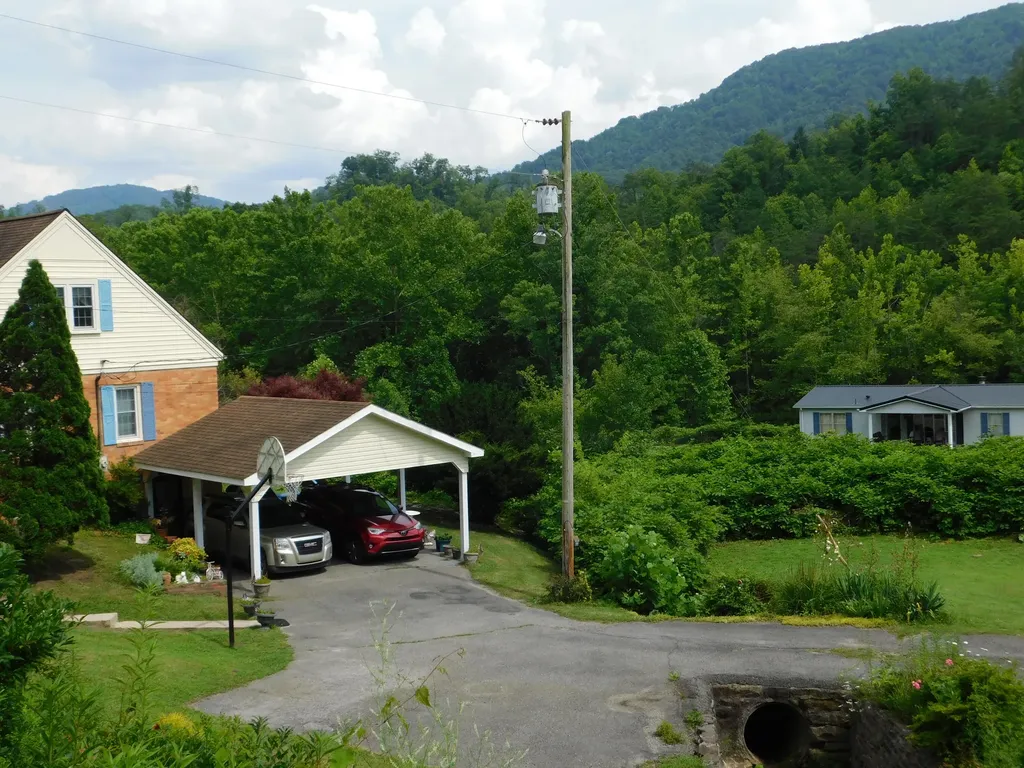 15718 Highway 522 Cumberland KY 40823