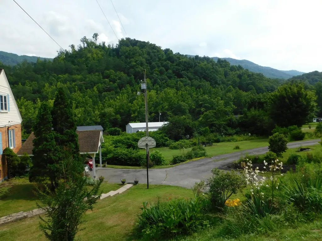 15718 Highway 522 Cumberland KY 40823