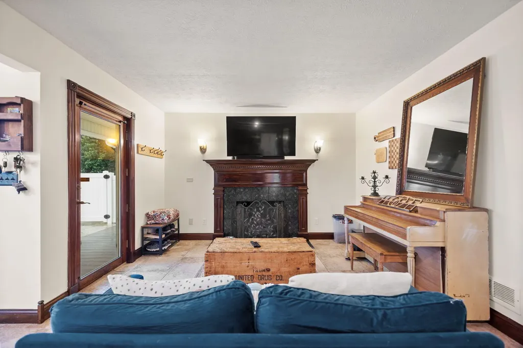 2295 Ky-92 Jamestown KY 42629