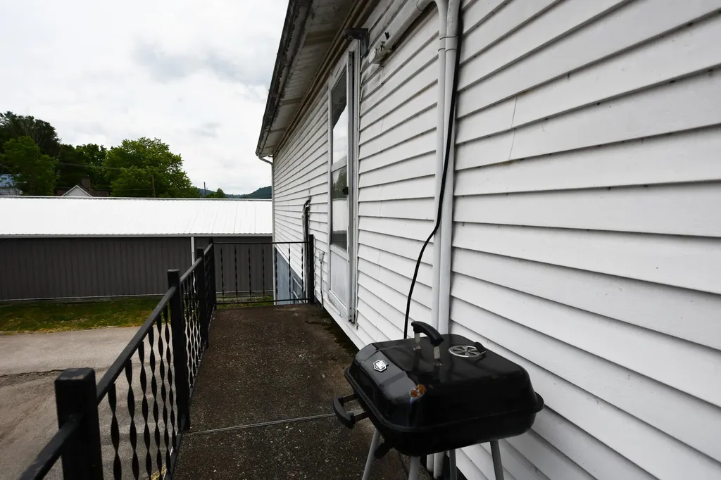 727 River Drive Irvine KY 40336