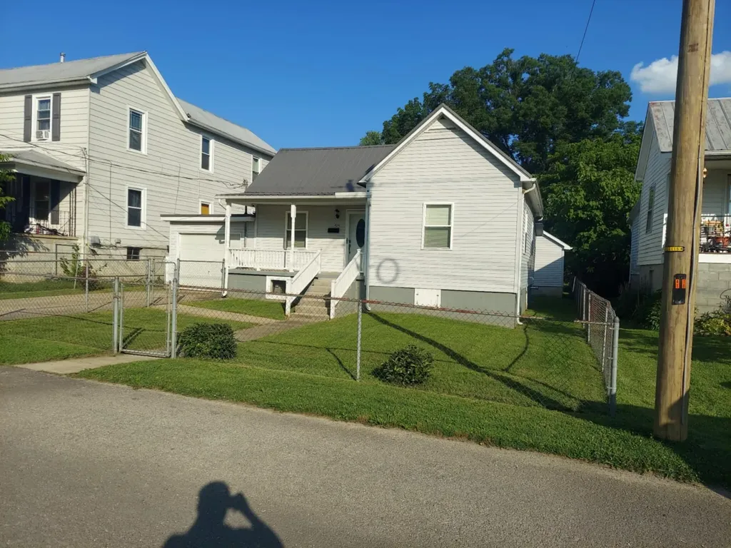 424 Edgewater Drive Irvine KY 40336