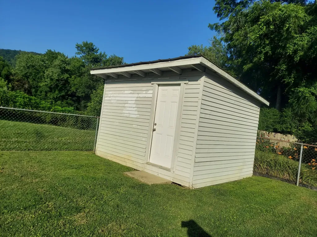 424 Edgewater Drive Irvine KY 40336