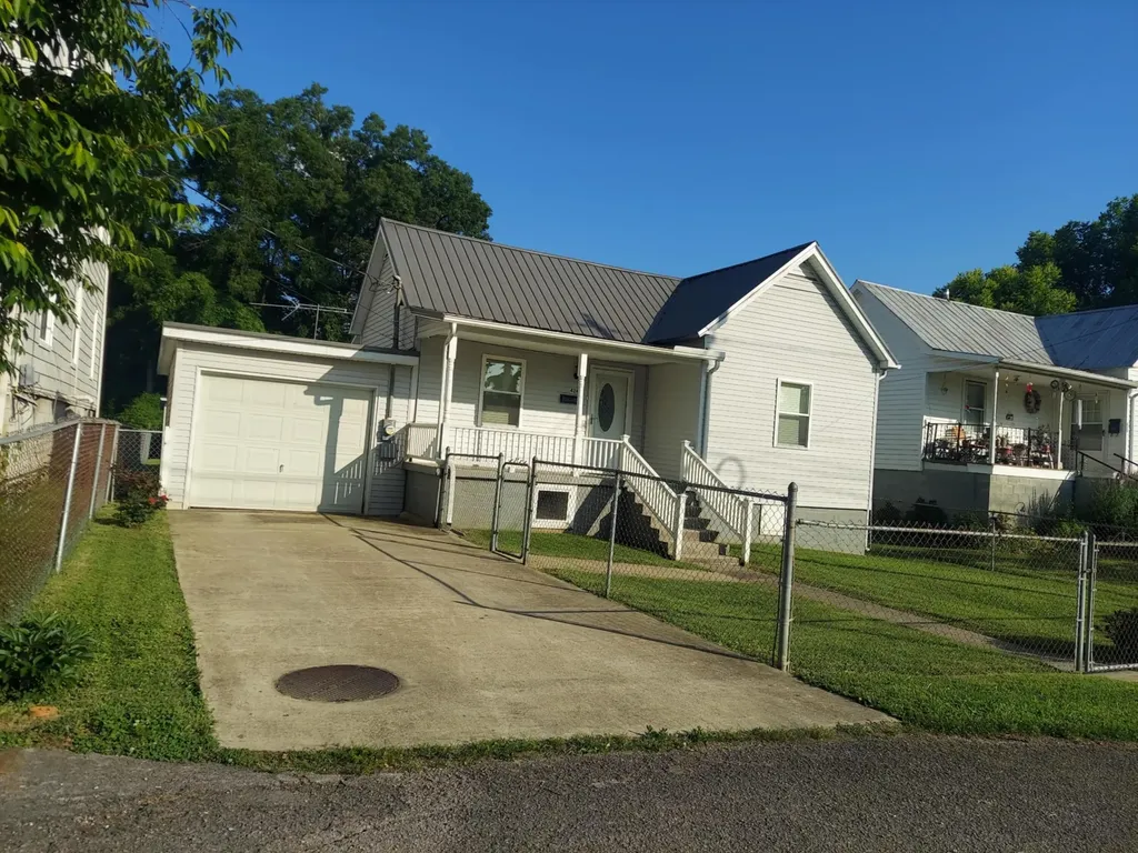 424 Edgewater Drive Irvine KY 40336