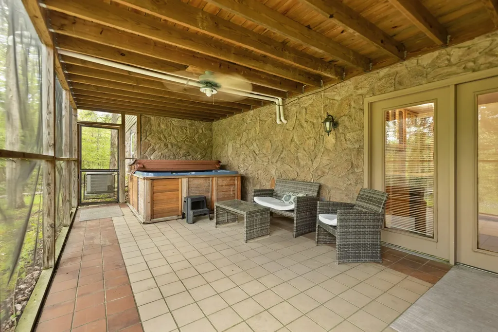 74 Clover Leaf Circle Burnside KY 42519