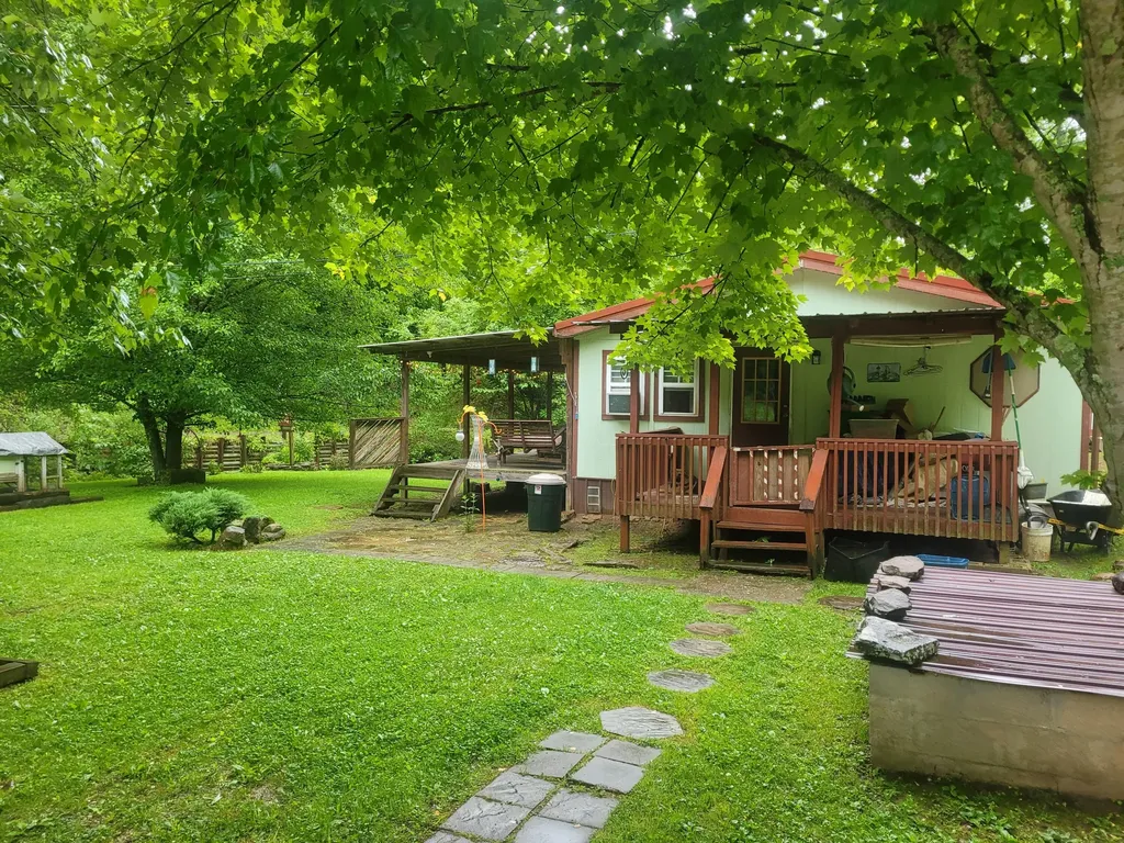 523 Bullskin Branch Road Oneida KY 40972
