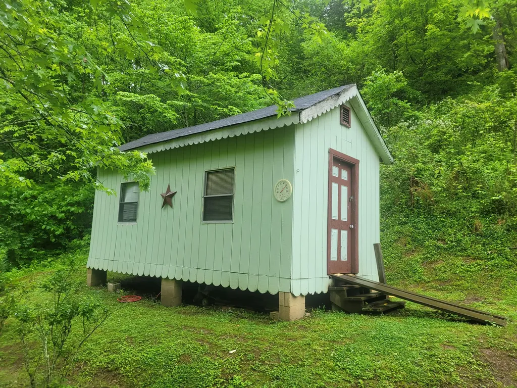 523 Bullskin Branch Road Oneida KY 40972