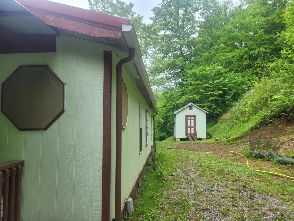 523 Bullskin Branch Road Oneida KY 40972