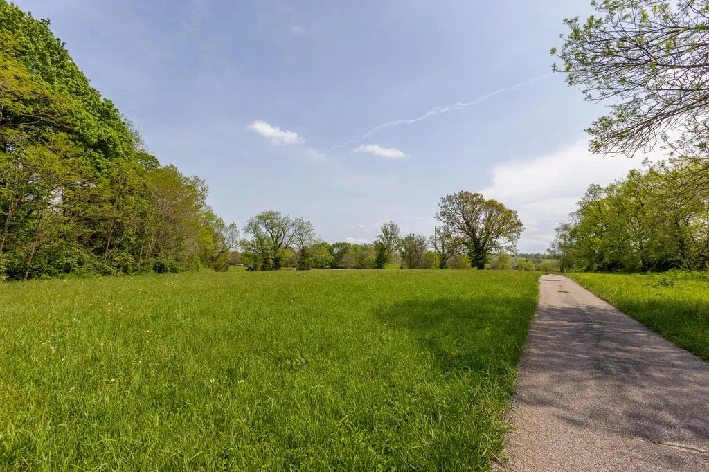 4440B Lexington Road Paris KY 40361