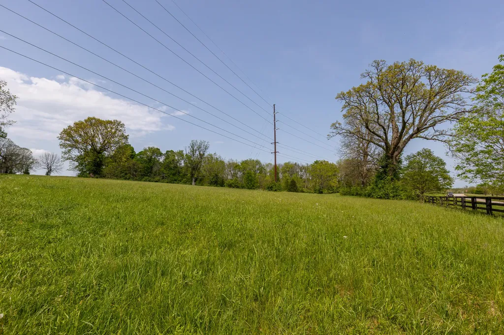 4440B Lexington Road Paris KY 40361