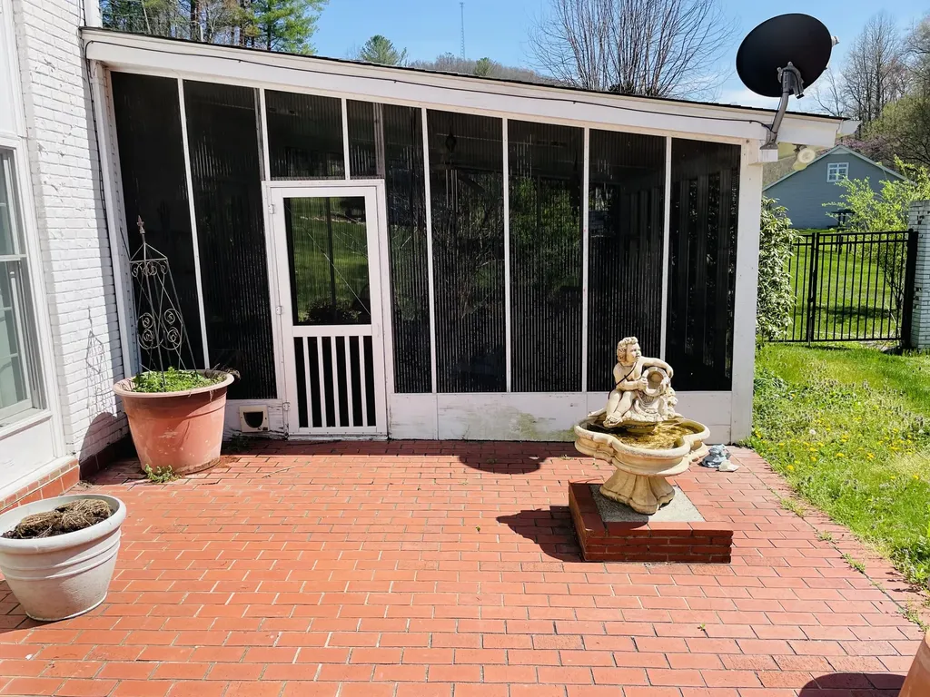 310 Sunny Brook Lane Heidrick KY 40949