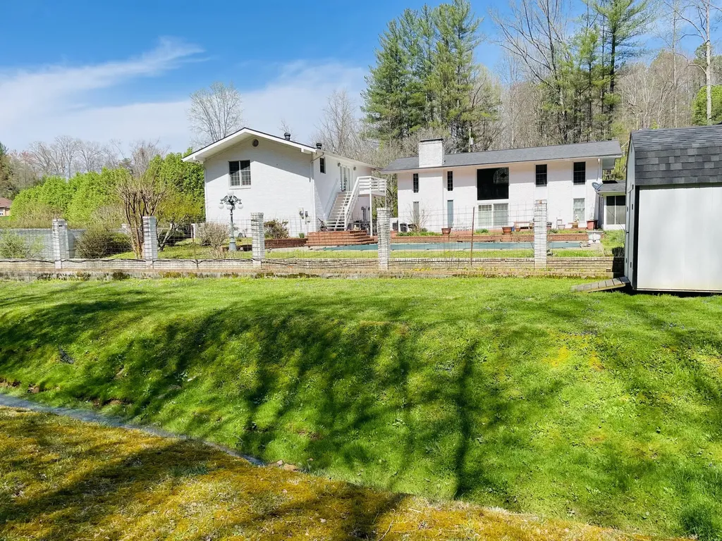 310 Sunny Brook Lane Heidrick KY 40949
